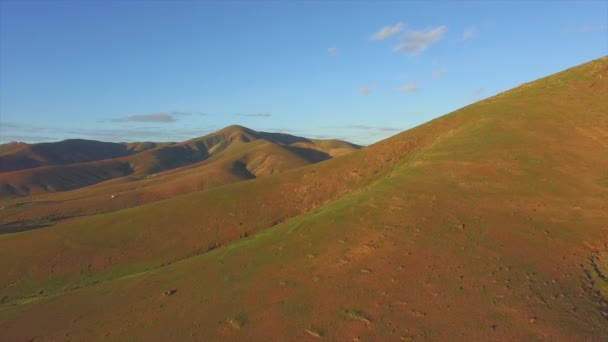 AERIAL: Paisagem vulcânica incrível nas ensolaradas Ilhas Canárias — Vídeo de Stock