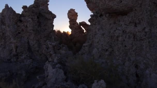 AERIAL: Sol brilhando através de tufas majestosas em Mono Lake — Vídeo de Stock