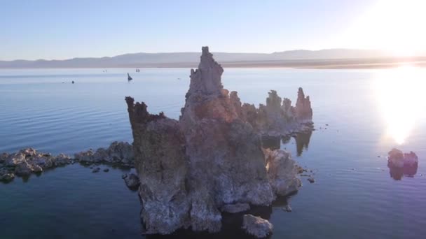 AERIAL: Volando alrededor de la formación de toba increíble en el lago Mono — Vídeo de stock