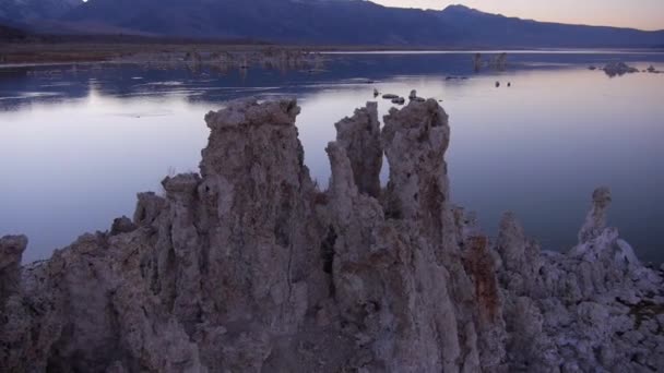 AERIAL: Volando alrededor de la formación de grandes tufas en la hermosa puesta del sol — Vídeo de stock