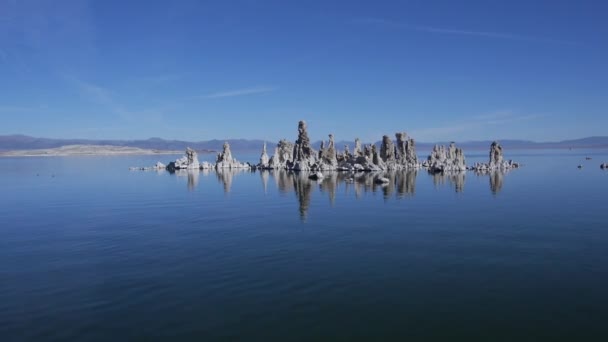 Luchtfoto: Vliegen naar tufsteen in het midden van Mono Lake — Stockvideo