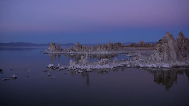 AÉRIEN : Superbes formations de tufas s'élevant au-dessus de l'eau du lac Mono 