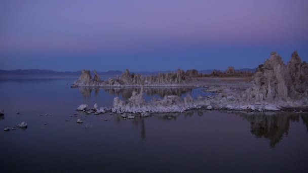 AERIAL: Formações de tufas deslumbrantes erguendo-se acima da água do lago Mono — Vídeo de Stock