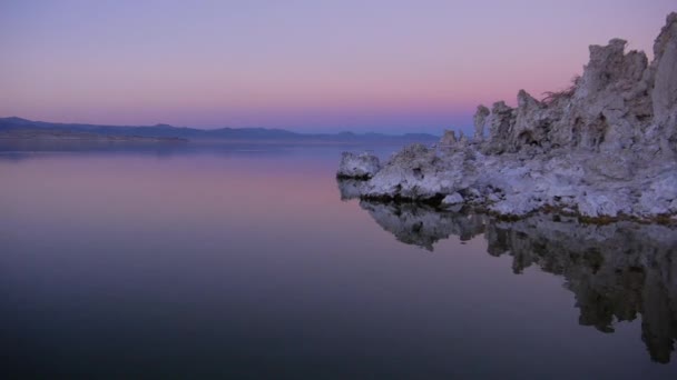 Anténa: Létání nad Mono Lake tufas s odrazem ve vodě — Stock video