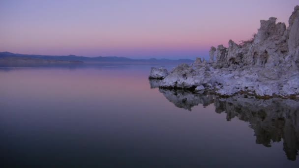 AÉRIAL : Survoler les tufas du lac Mono avec réflexion dans l'eau 