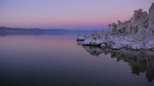 Antenn: Flyga över Mono Lake tufas med reflektion i vatten — Stockvideo