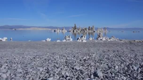 AERIAL: Flying over Mono Lake beach towards tufas above water — Stock Video