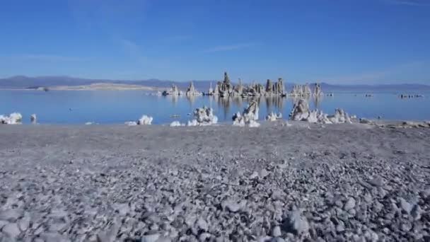 AERIAL: Volando sobre la playa del lago Mono hacia las tufas sobre el agua — Vídeos de Stock