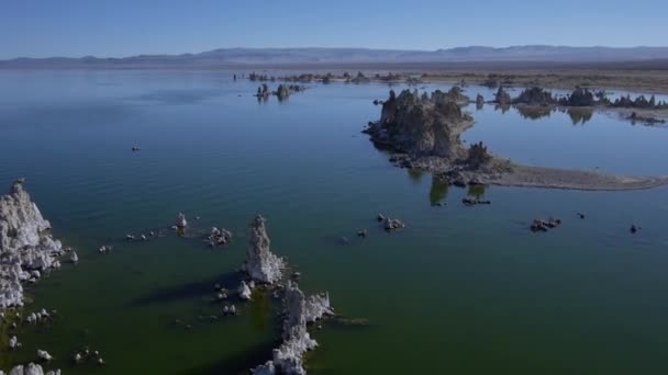 Luchtfoto: Amazing pittoreske landschap van Mono Lake — Stockvideo