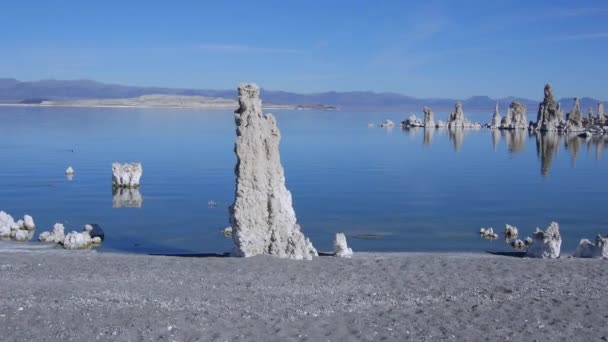 AERIAL: Volando alrededor de la famosa formación de toba en el lago Mono — Vídeo de stock