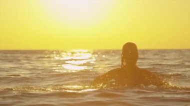 Ağır çekim: su havaya sıçramasına neşeli kız