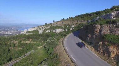 Andan: Fransa'da dağ yolu boyunca sürüş SUV araba