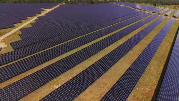 Hava: Yenilenebilir güneş enerjisi kullanarak büyük enerji santrali üzerinde Uçan — Stok video