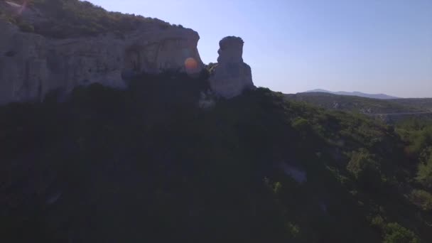 AÉRIAL : Survoler la montagne rocheuse vers la route sinueuse — Video