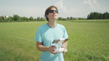 Yavaş Hareket: Rc helikopter uçan genç pilot