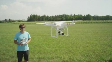 Ağır çekim yakın çekim: Profesyonel pilot uçan ile DJI indeks işlem hayalet uçak