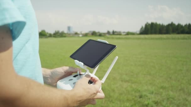 FECHAR: Operando helicóptero controlado remotamente com transmissor — Vídeo de Stock