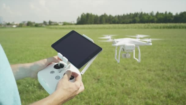 FERMER : Petit drone fantôme blanc volant avec émetteur — Video