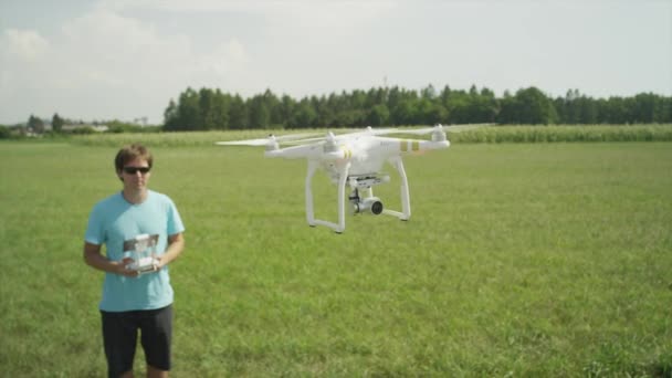 SLOW MOTION CLOSE UP: Pilota professionista che vola DJI Phantom drone — Video Stock