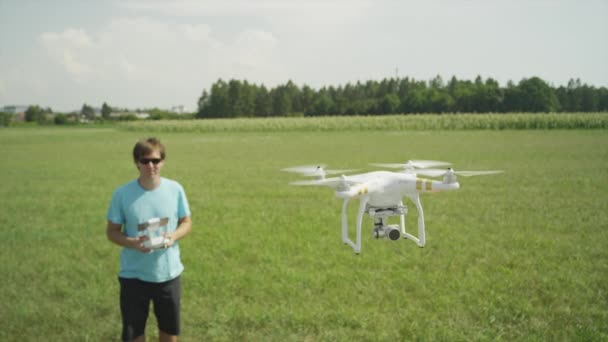 SLOW MOTION CLOSE : Un pilote heureux commence à piloter un hélicoptère RC — Video