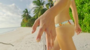 Ağır çekim: okyanus egzotik Plajı'nda doğru yürüyen genç erkek