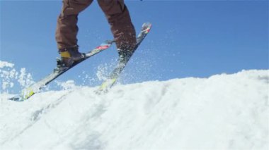 Ağır çekim yakın çekim: Freestyle kayakçı büyük hava kicker atlama