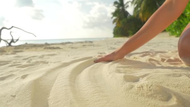 Zpomalený záběr: Hraní s bílým pískem na pláži — Stock video