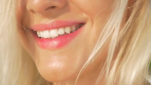 Zpomalené zblízka: Krásná blondýna usmívá