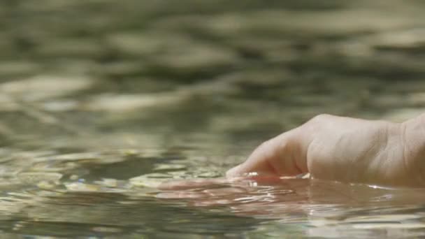 SLOW MOTION CLOSE UP: Hand holding pure drinking water — Stock Video