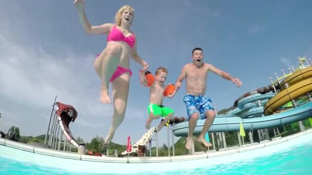 Zeitlupe aus nächster Nähe: Junge Familie springt ins Becken — Stockvideo