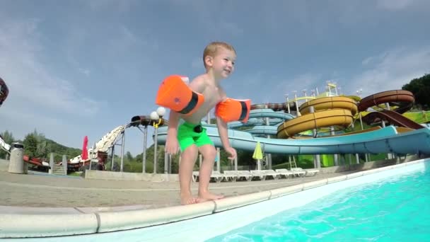 MOTION DE LENT SOUS-EAU : Petit enfant heureux sautant dans l'eau — Video