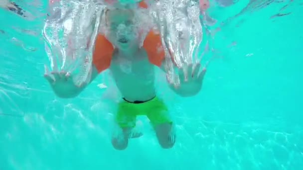 Underwater Slow Motion: Ung pojke barn hoppa i vatten — Stockvideo