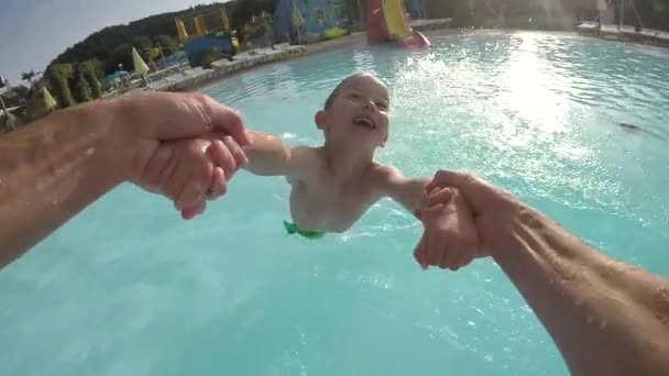 Punto de vista de movimiento lento: Padre girando niño feliz en verano soleado — Vídeos de Stock