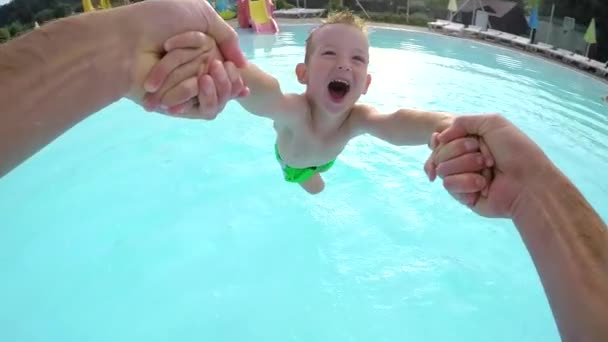 Punto de vista de movimiento lento: niño feliz jugando con su padre — Vídeo de stock