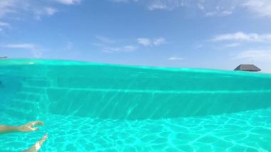 Ağır çekim portre: Yüzme kadın kamera havuza geçmek