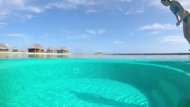 Sualtı: Kadın, içine lüks otel resort yüzme havuzunda atlar