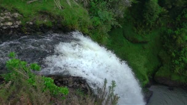 CIERRE DE MOCIÓN LENTA: Gran cascada majestuosa que cae en cascada en el lago de la selva — Vídeos de Stock