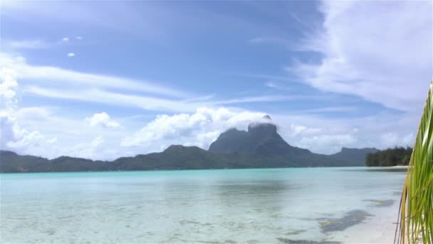 Pintoresca laguna azul Bora Bora y exóticas playas de arena blanca — Vídeo de stock