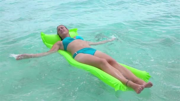 Movimiento lento: mujer relajada que pone en colchón inflable de la cama de aire — Vídeos de Stock