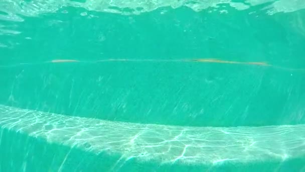 UNDERWATER: роскошный пустой бассейн в высококлассном курортном отеле — стоковое видео