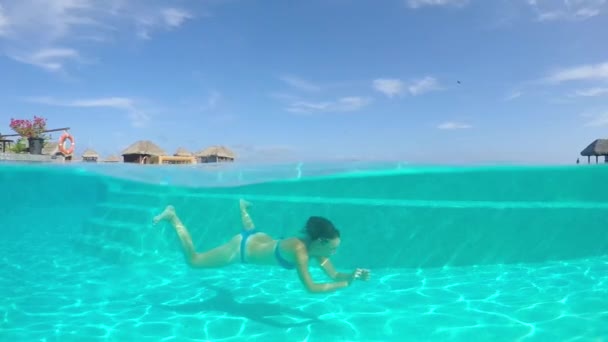 MOTION SLOW : Femme plongeant sous l'eau dans la piscine de l'hôtel de luxe — Video