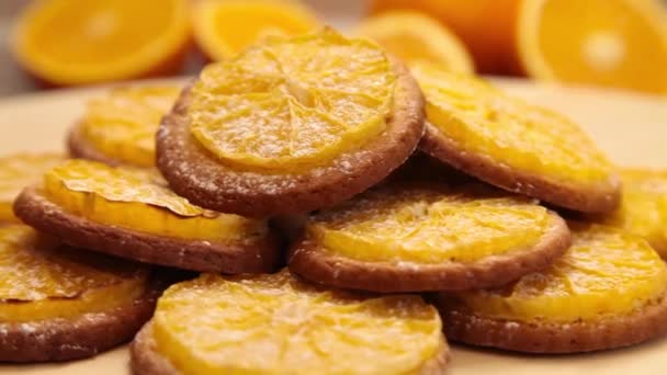 Hermosas galletas con naranjas giran — Vídeo de stock