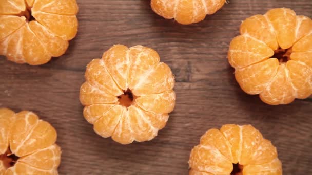 Geschilde mandarijnen op een tafel — Stockvideo