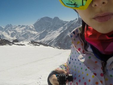 Dağlarda kar kayağı üniformalı bir kızın selfie 'si.