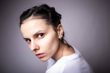 Bir kadının stüdyo portresi, gri arka plan.