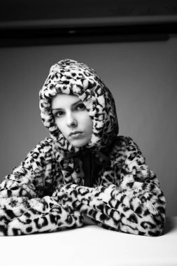 Leopar desenli kadın, siyah beyaz sanat portresi