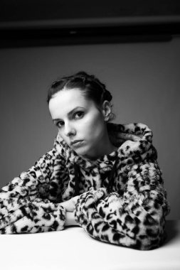 Leopar desenli kadın, siyah beyaz sanat portresi