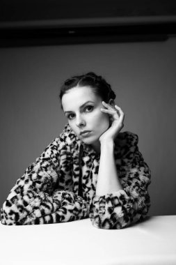 Leopar desenli kadın, siyah beyaz sanat portresi