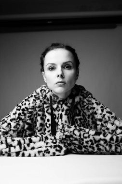 Leopar desenli kadın, siyah beyaz sanat portresi