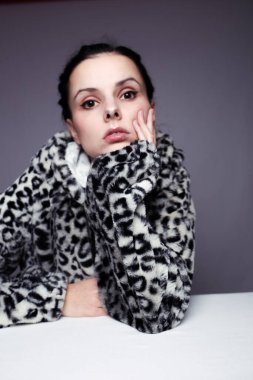 Bir kadının stüdyo portresi